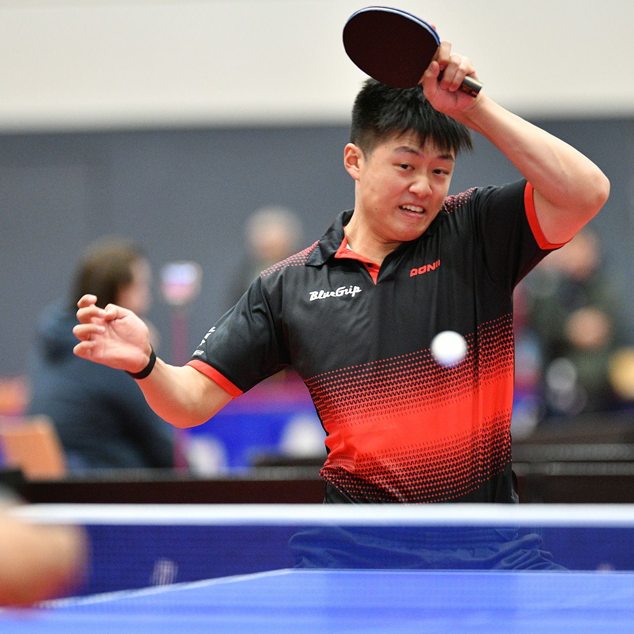 Fanbo Meng an der Tischtennisplatte